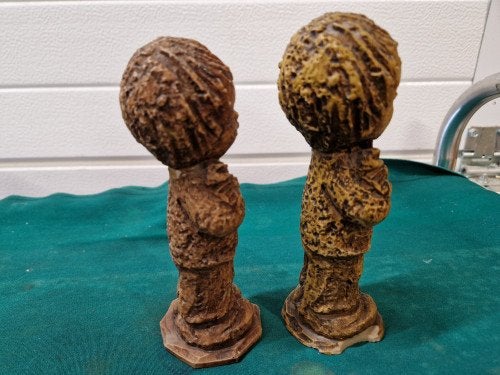 beeld jongen met bloemen jaren 60, Verzamelen, Beelden en Beeldjes, Ophalen of Verzenden