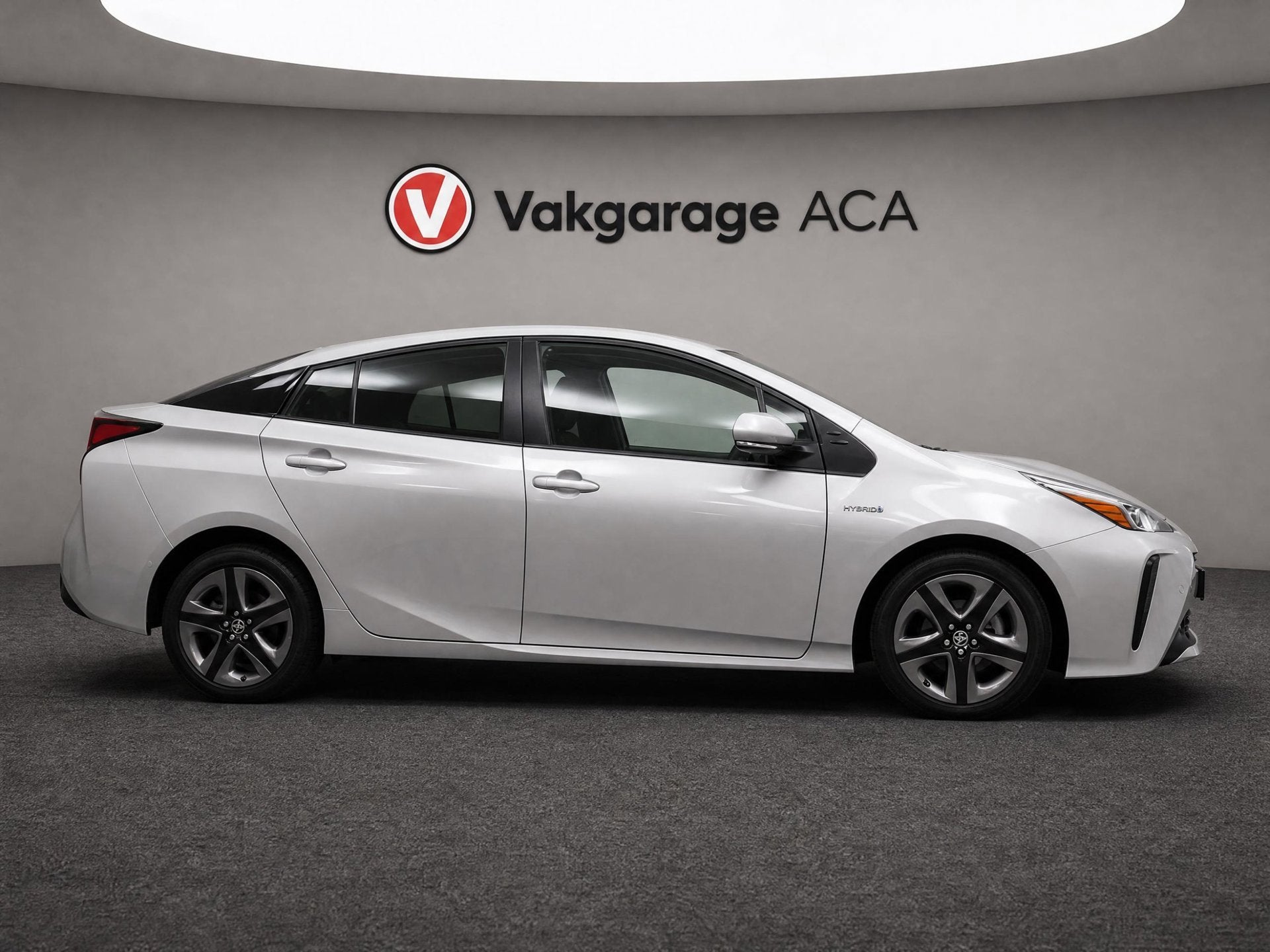 Toyota Prius 1.8 Dynamic // NAVI // CAMERA // ADAPTIVE CRUIS, Stof, 98 pk, Hybride Elektrisch/Benzine, Stoelverwarming