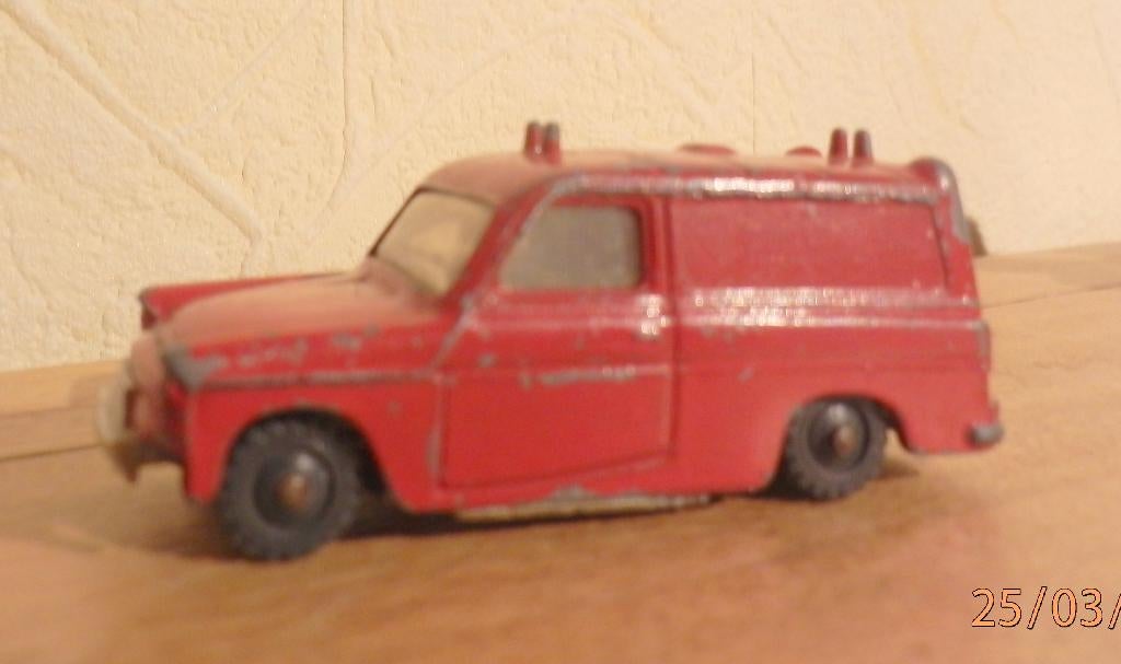 Modelauto ford thames van - husky, Ophalen of Verzenden, Auto