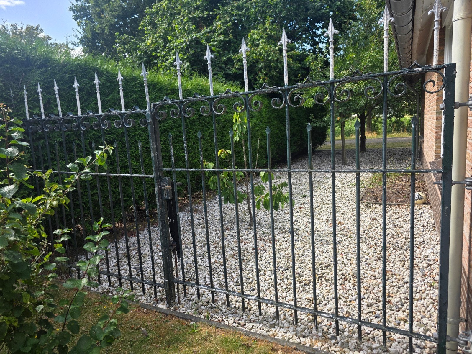 Oude ijzeren poort met sierlijke details, Tuin en Terras, Tuinhekken en Hekwerk, Gebruikt, Sierhekwerk, IJzer, Ophalen
