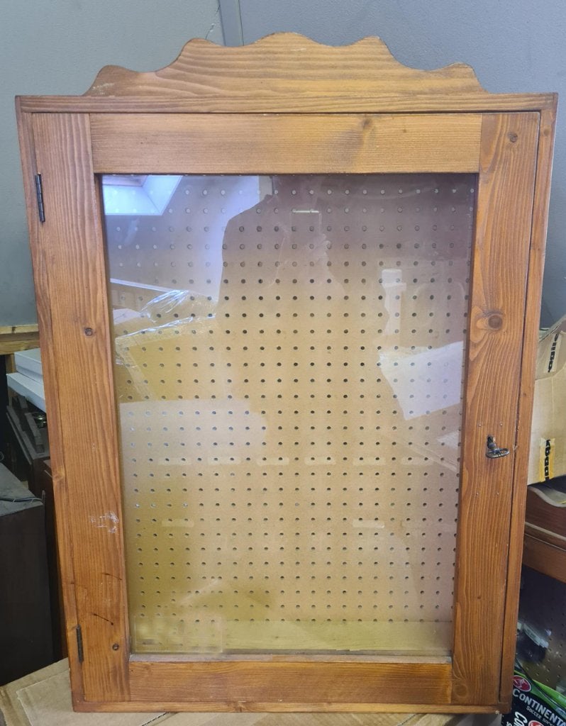 Dartkast, ophangkast, Huis en Inrichting, Gebruikt, 100 tot 150 cm, Grenenhout, Met deur(en)