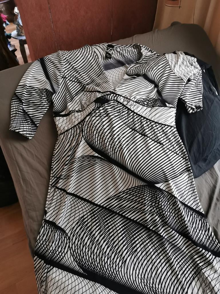 Mooie stretch stof jurk mt 38/40 - Zo goed als nieuw, Kleding | Dames, Maat 38/40 (M), Zwart, Ophalen of Verzenden, Zo goed als nieuw