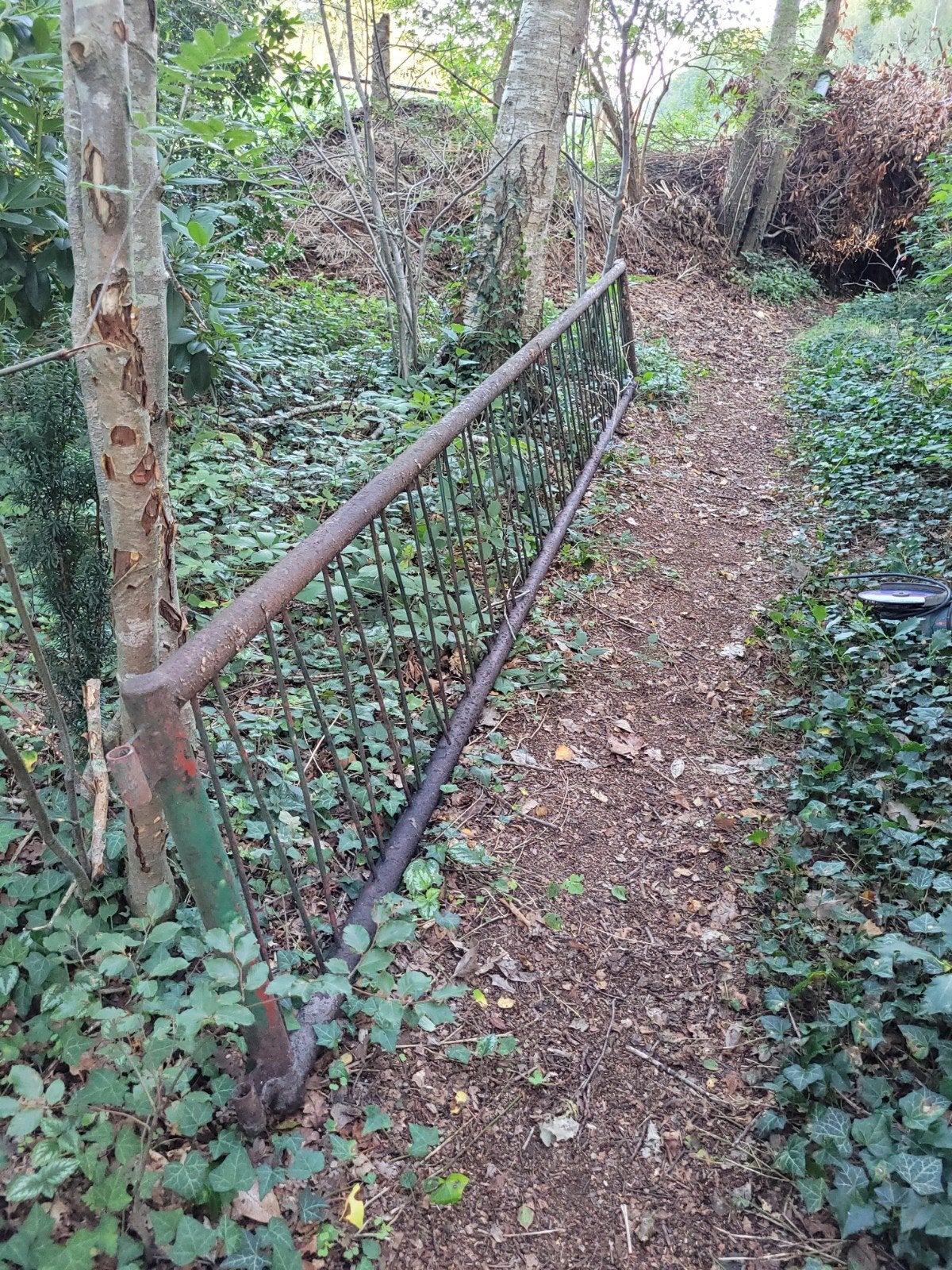 Oud ijzeren hekwerk 441 cm lang 61 cm hoog, Ophalen, Met poort, Gebruikt, Tuinhek