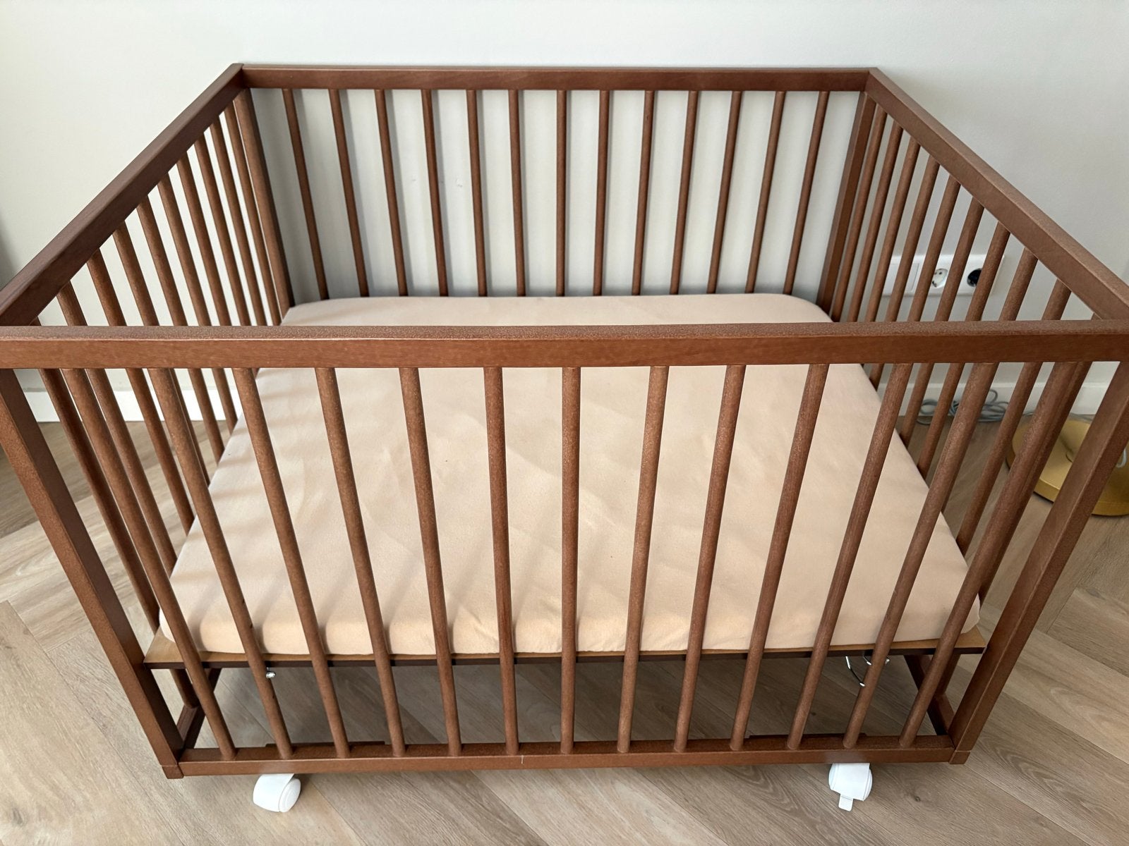 Box, walnootkleur, inclusief matras en boxkleed, Ophalen, Zo goed als nieuw, Vierkant, Boxkleed