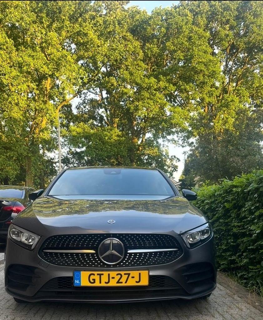 Mercedes-Benz A250e AMG 2022, Panoramadak, Sferrverlichting, 160 pk, Plug-in hybride, Grijs, 1600 kg