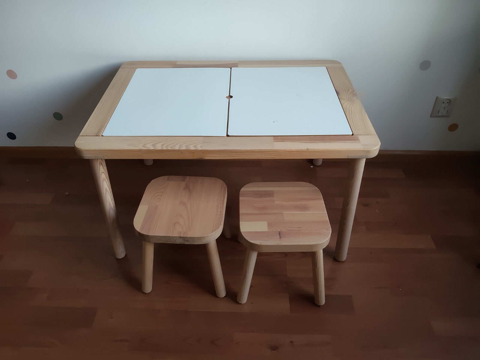 Houten kindertafel met 2 krukjes en opbergruimte, Ophalen, Gebruikt, Tafel(s) en Stoel(en)
