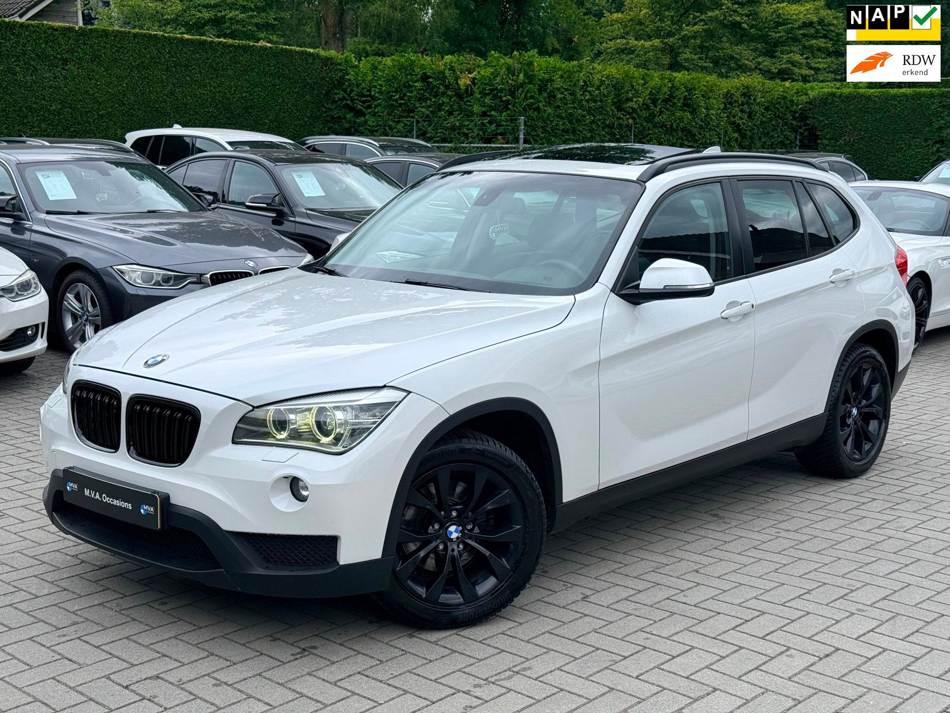 BMW X1 SDrive20i Upgrade Edition Sport|Nieuwe Ketting|Panora, Auto's, Euro 5, Zwart, 4 cilinders, Wit