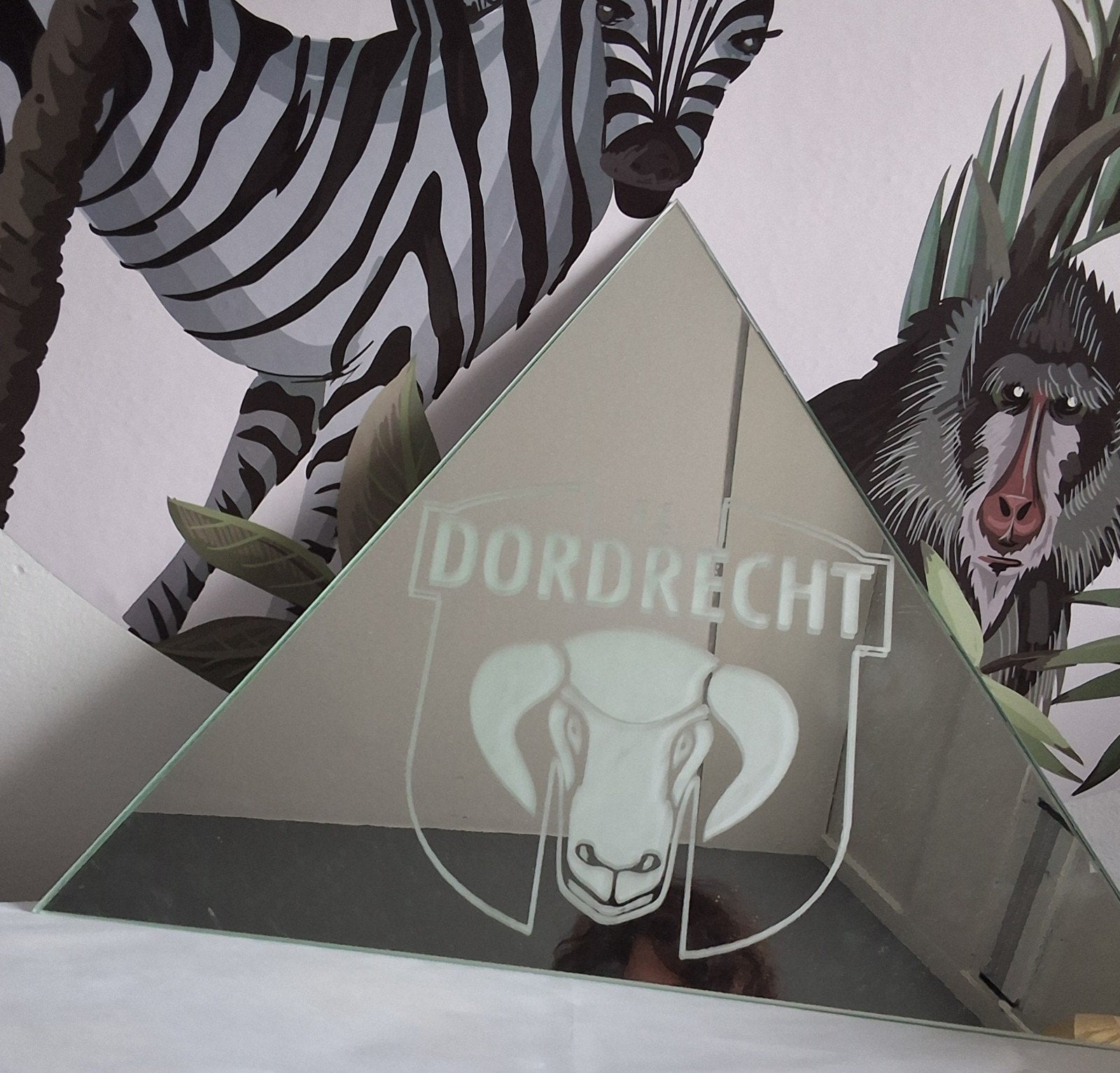 Driehoekige spiegel FC Dordrecht - 40x40x40 cm, Verzamelen, Ophalen of Verzenden, Nieuw, Overige typen