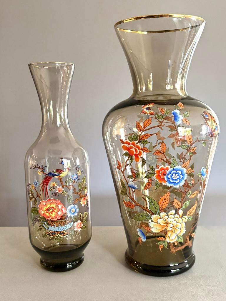 Twee vintage glazen vazen versierd met bloemen, vlinders, Antiek en Kunst, Ophalen of Verzenden