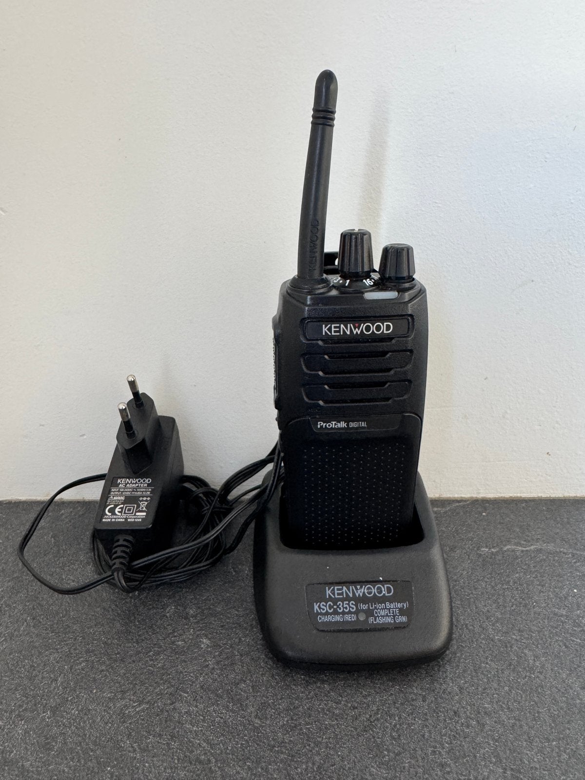 Kenwood ProTalk digital + Kenwood KSC-35s tafellader, 5 tot 15 km, Ophalen of Verzenden, Zo goed als nieuw, Portofoon of Walkie-talkie