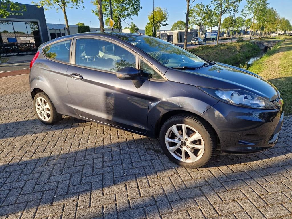 Ford Fiësta 1.25 44KW 5DR 2009 Grijs, Voorwielaandrijving, Elektrische ramen, Stof, 40 €/maand