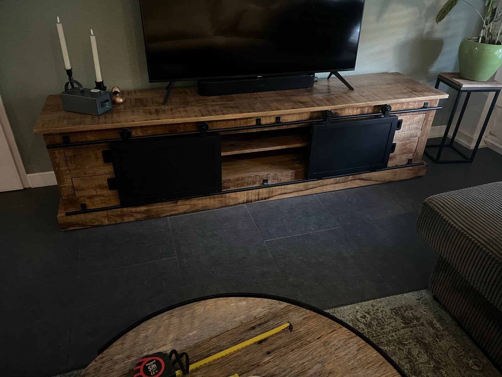 Robuuste TV-kast van mangohout met schuifdeuren, Ophalen, 150 tot 200 cm, Zo goed als nieuw, Minder dan 100 cm
