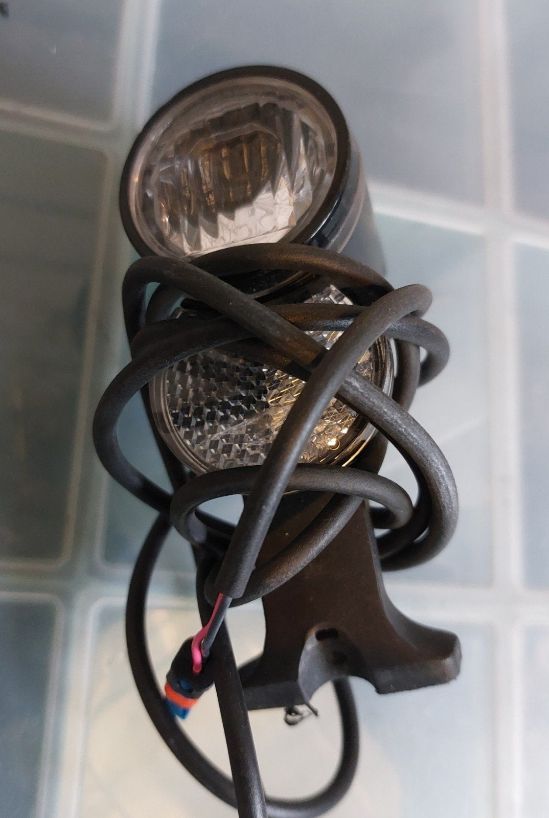 Goedwerkend e-bike voorlicht met kabel, Fietsen en Brommers, Voorlicht, Ophalen of Verzenden, Zo goed als nieuw, Oplaadbaar