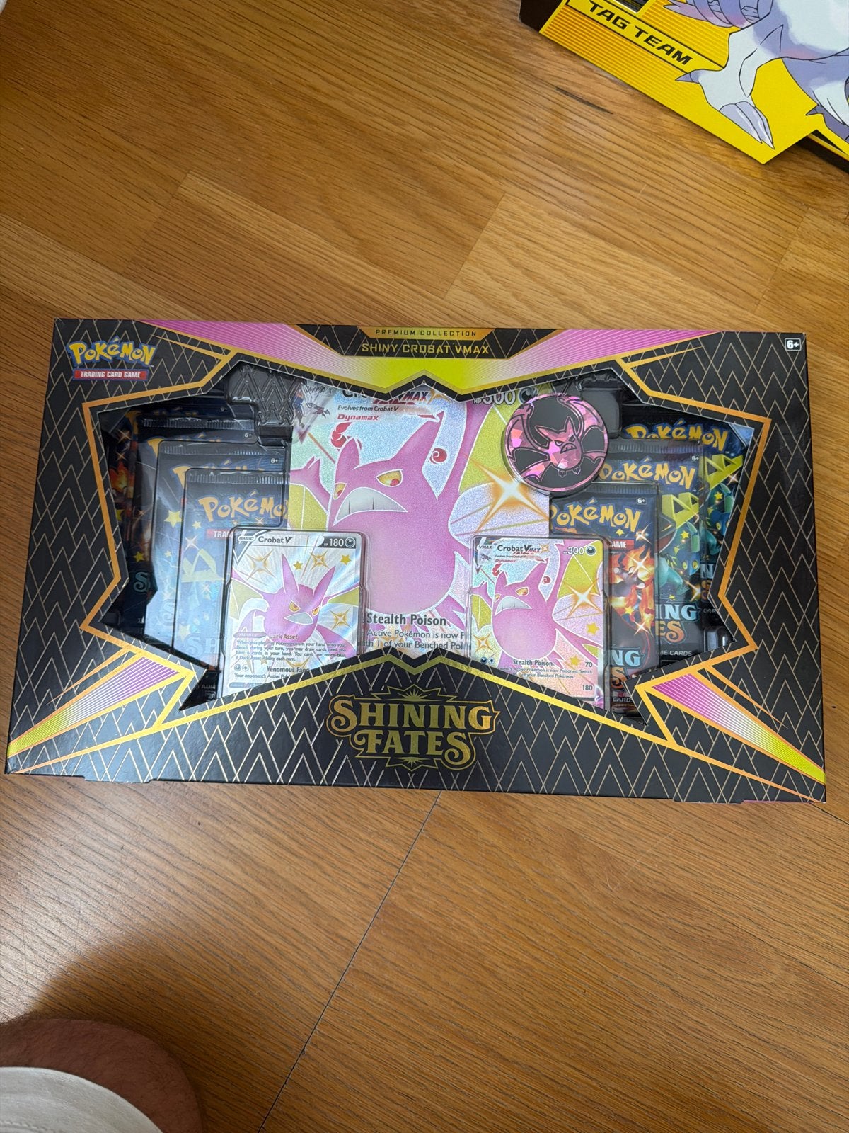 Pokémon Shining Fates Shiny Crobat VMAX Premium Collection, Hobby en Vrije tijd, Verzamelkaartspellen | Pokémon, Ophalen of Verzenden