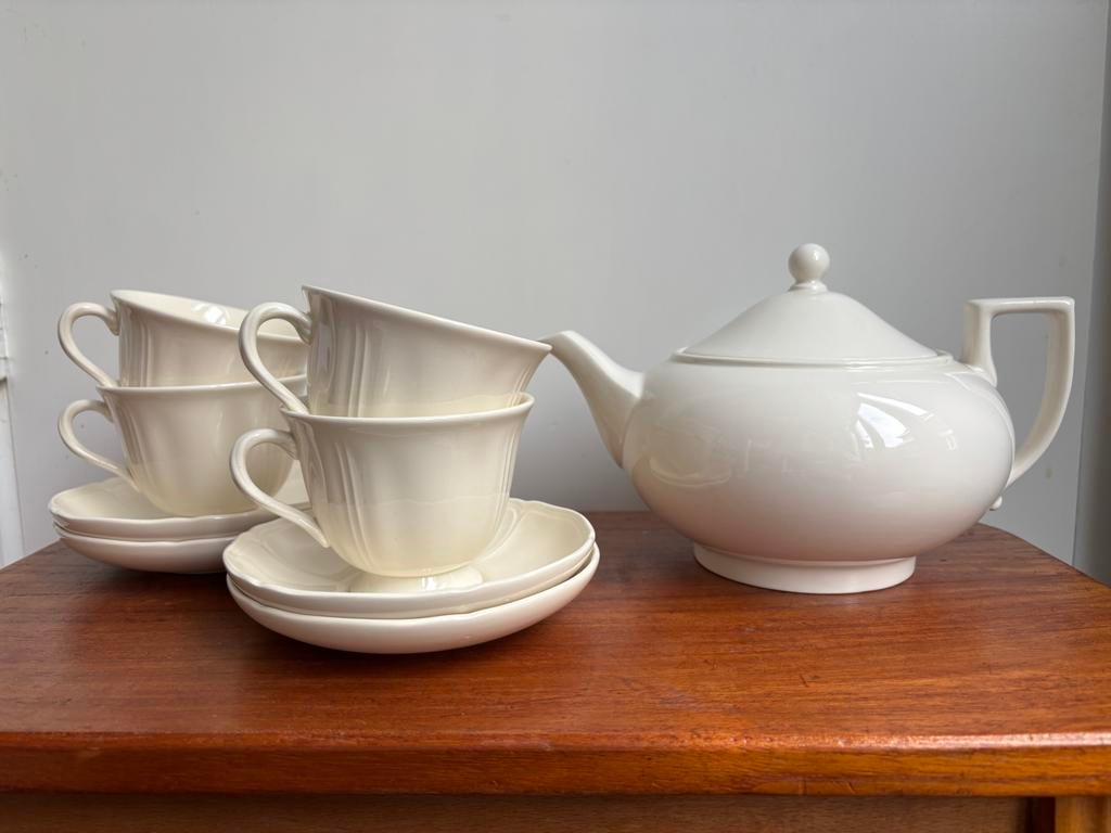 Wedgwood: Traditional theepot en 4 Queen’s Plain theekopjes, Huis en Inrichting, Keuken | Servies, Ophalen, Zo goed als nieuw