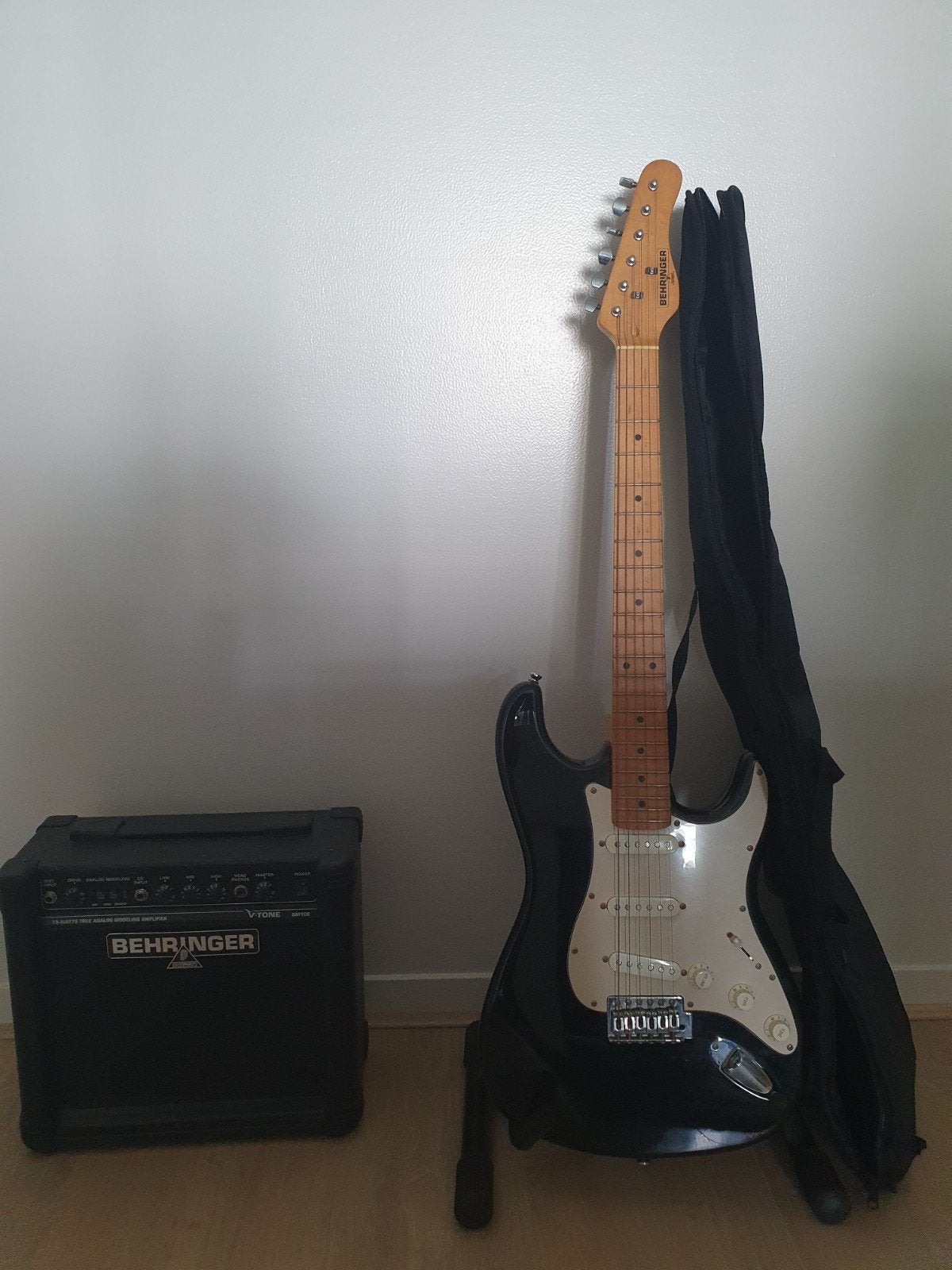 Behringer V-Tone GM108 gitaarversterker met gitaar en hoes, Gebruikt, Met versterker, Solid body, Ophalen