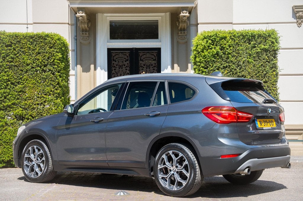 BMW X1 xDrive20i High Executive TREKHAAK | PANO | ADAPTIVE |, Auto's, BMW, 1998 cc, Stof, Gebruikt, Euro 6