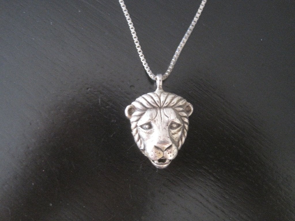 Metalen leeuwenkop hanger (3cm.) met zilveren kettinkje., Ophalen of Verzenden, Zo goed als nieuw, Zilver, Overige materialen