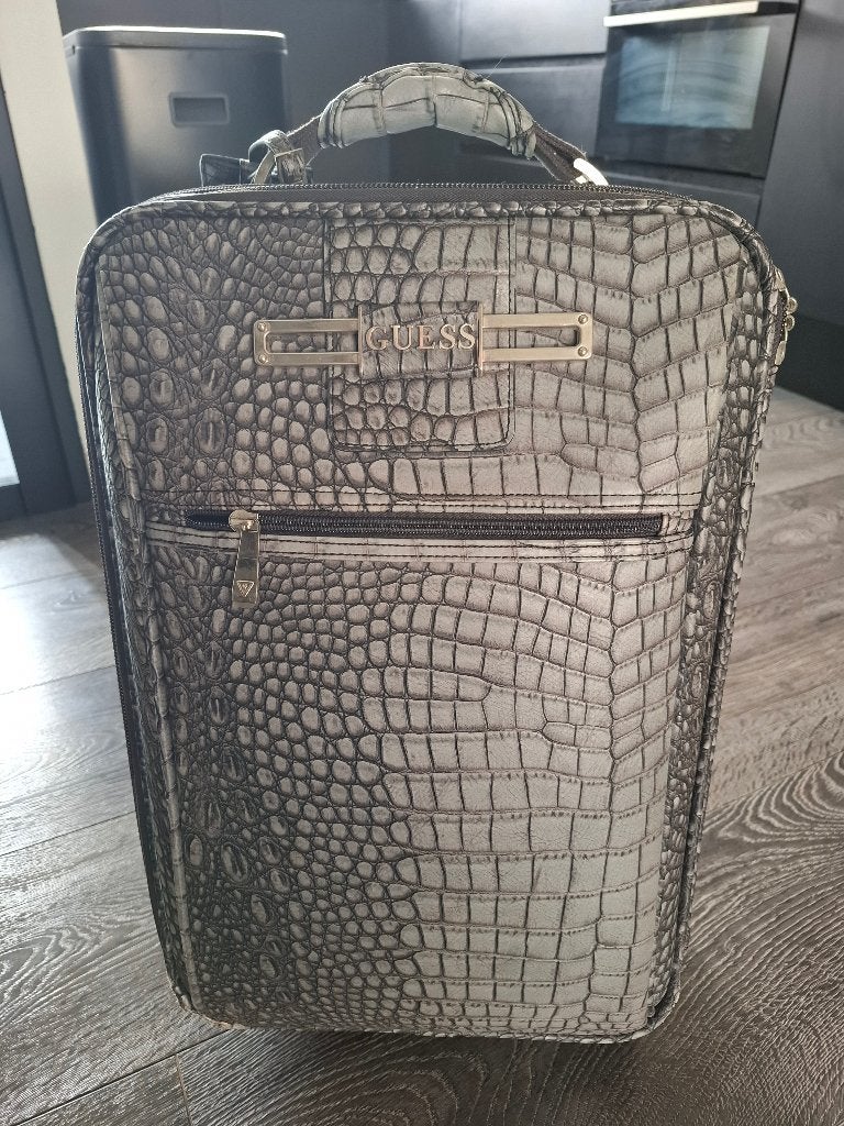 Klein koffertje Guess, Ophalen, Wieltjes, Gebruikt, 50 tot 60 cm