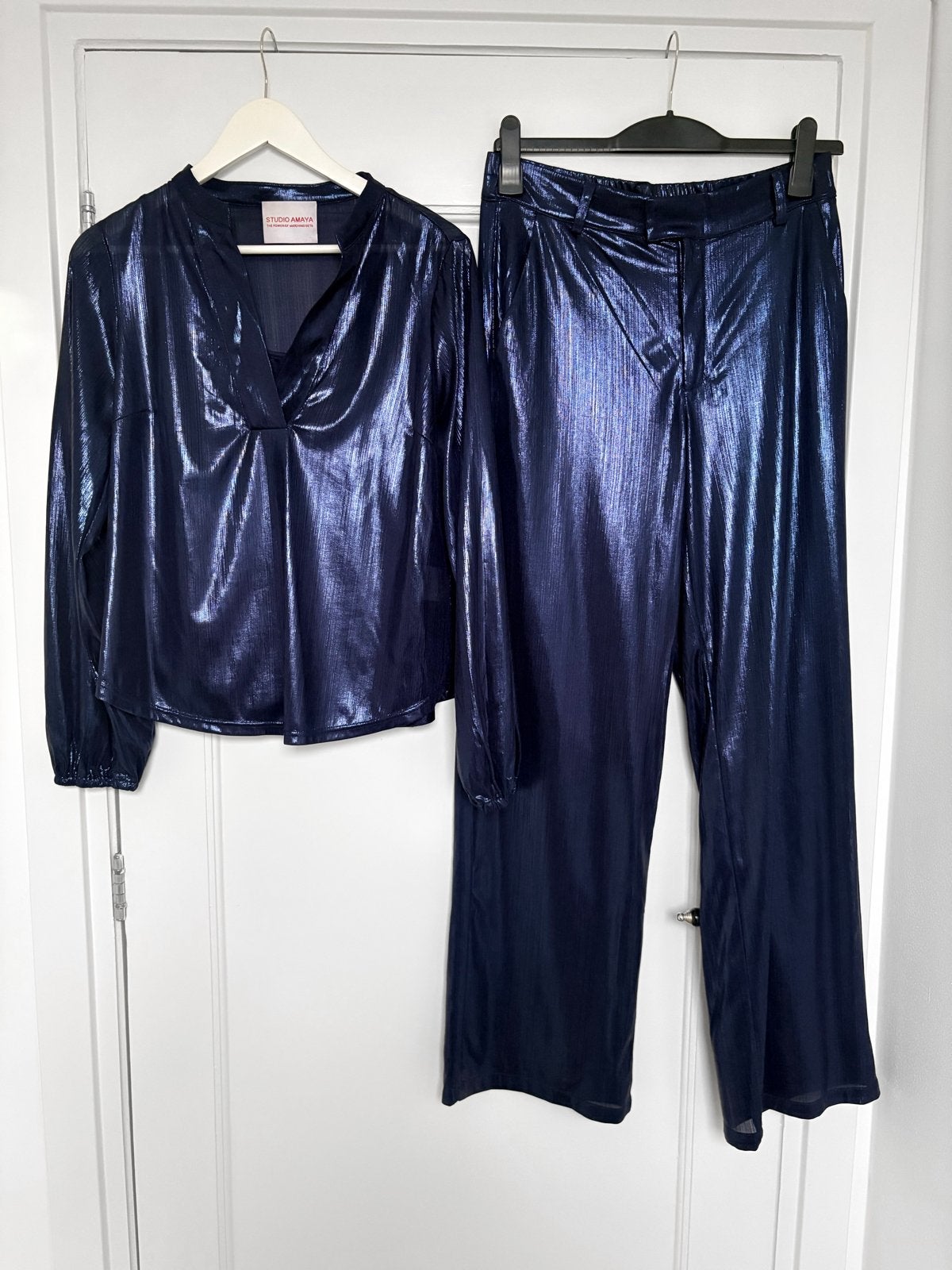 Studio Amaya Anna Shiny Blue Broek en Luna Blouse Set, Kleding | Dames, Kostuum of Pak, Blauw, Ophalen of Verzenden, Zo goed als nieuw