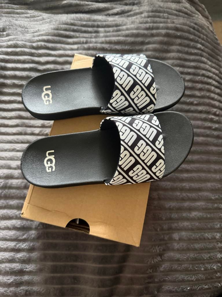 Zwarte UGG slippers met wit logo, Ophalen of Verzenden, Nieuw, Zwart, Slippers