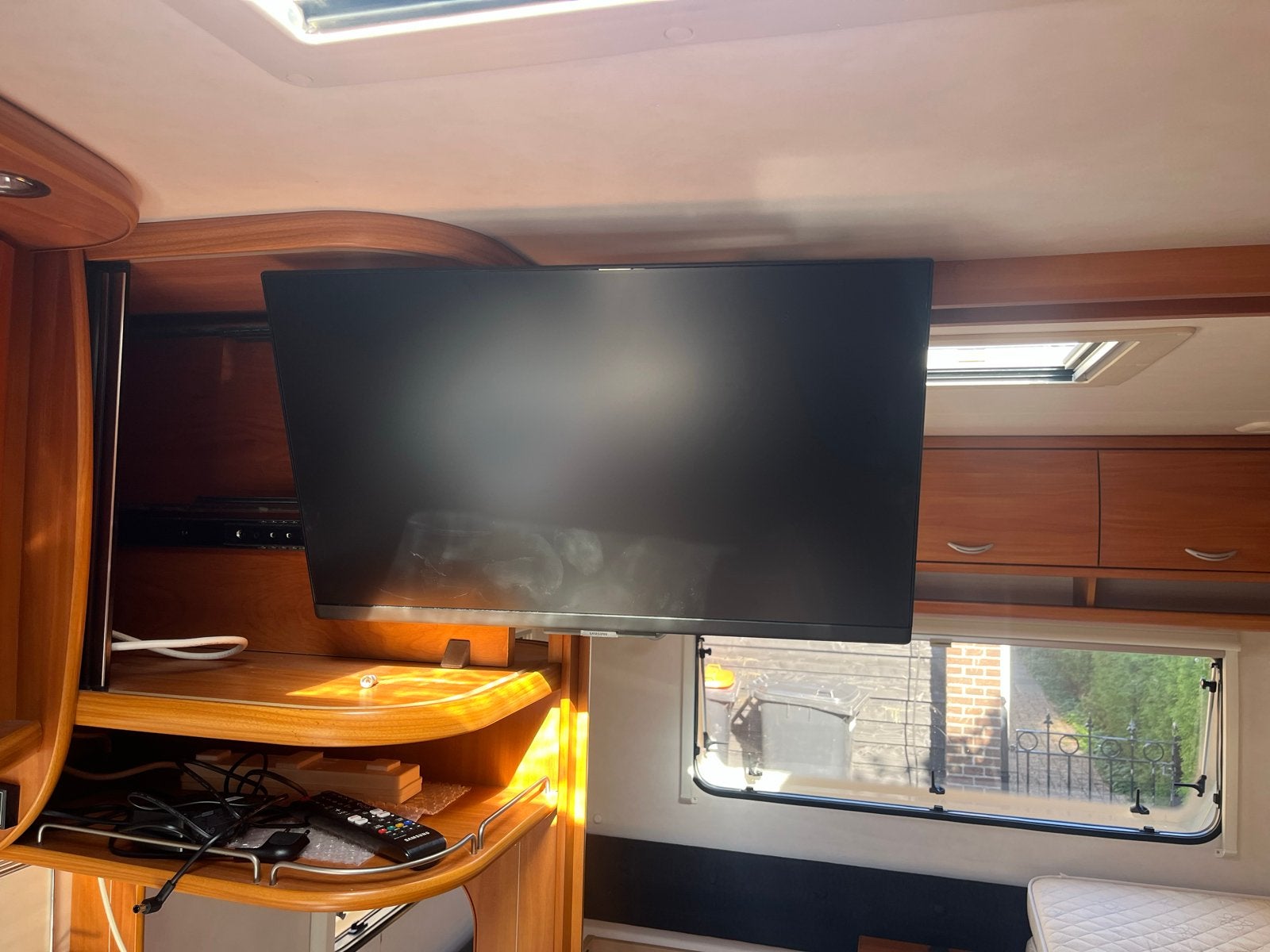 Samsung TV met uitschuifbare beugel voor camper/caravan, Ophalen of Verzenden, Zo goed als nieuw