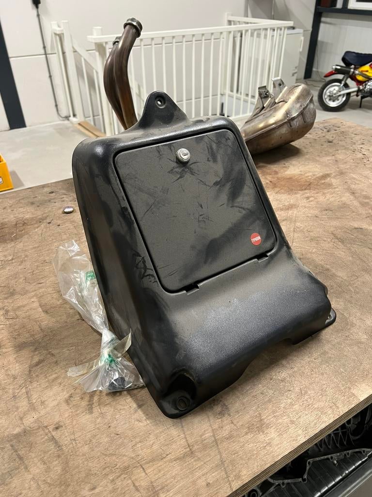 NOS Piaggio Typhoon handschoenenvakje, Motoren, Tuning en Styling, Ophalen