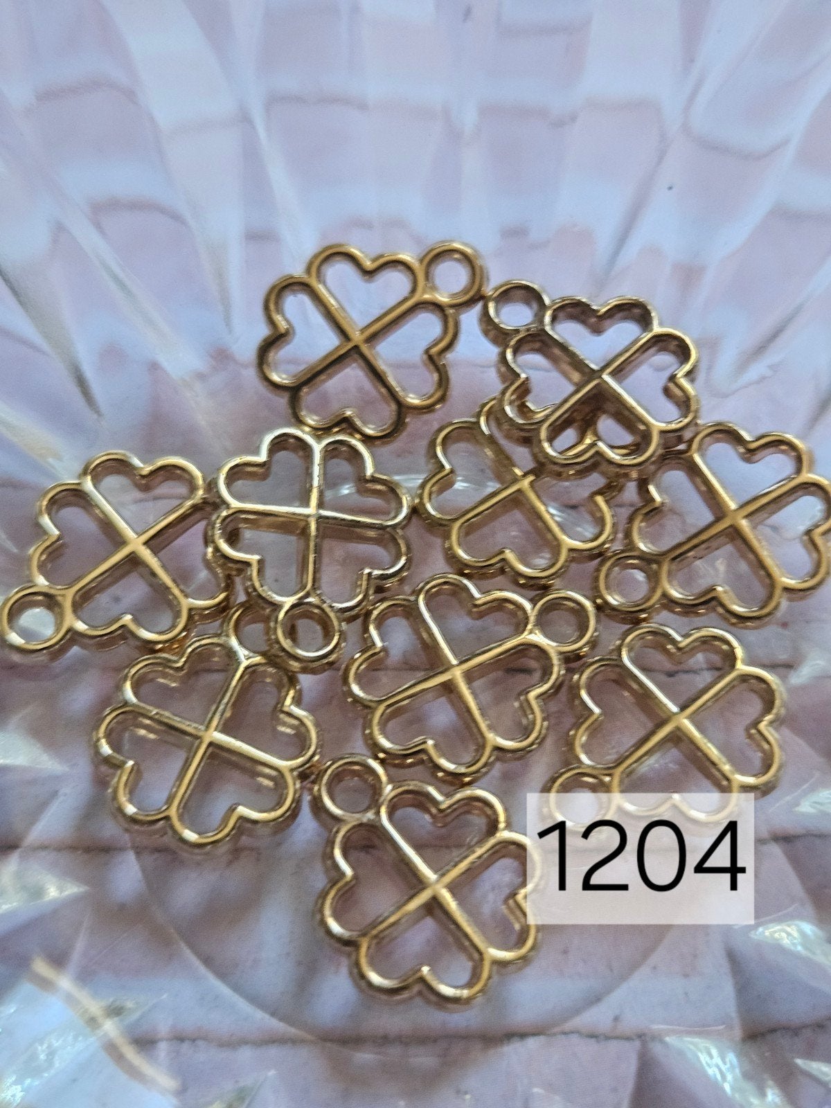 10x Goudkleurige Klavertje Vier Bedels (1204), Ophalen of Verzenden, Nieuw, Bedel