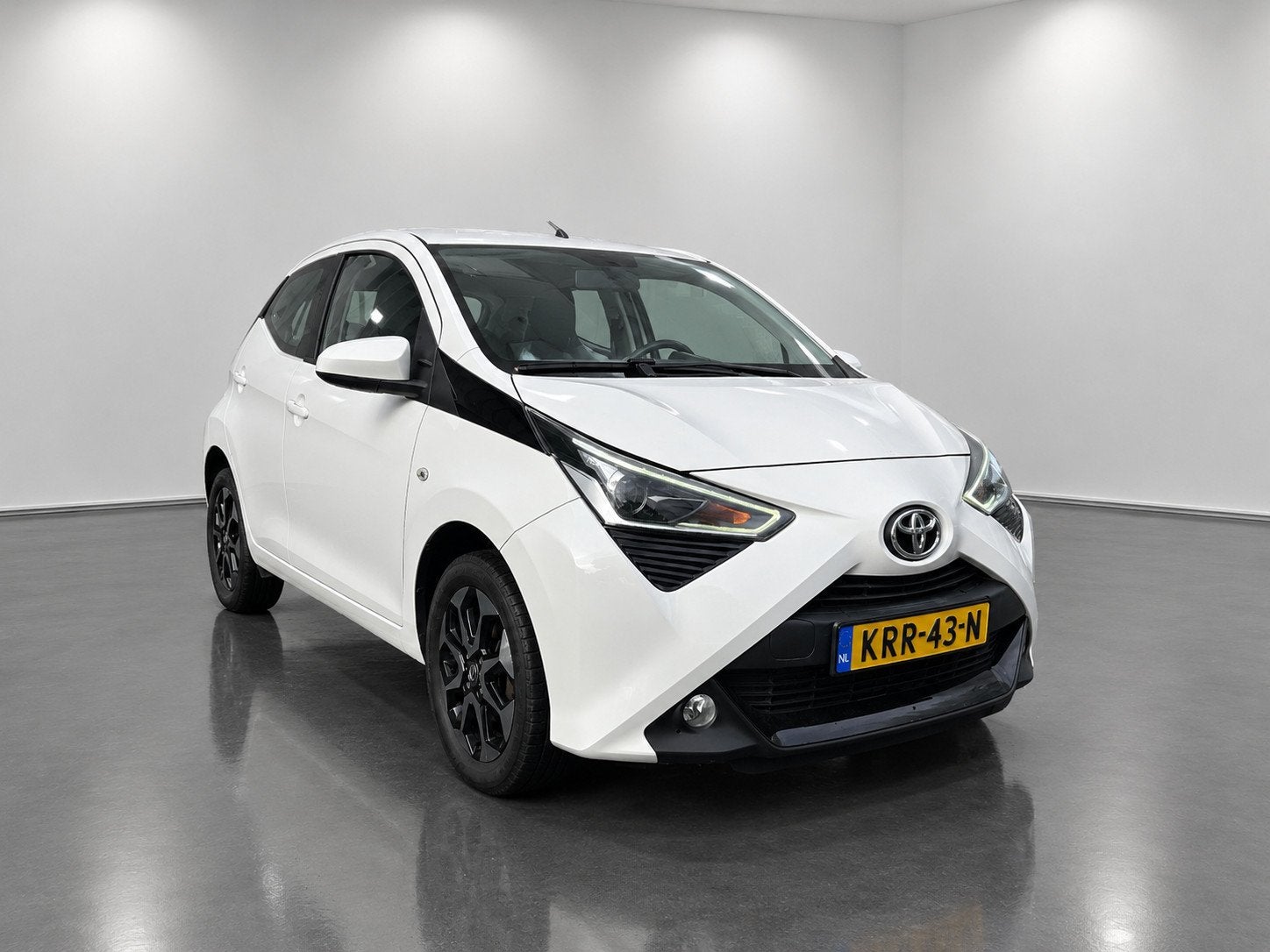 Toyota Aygo 1.0 VVT-i x-fun | Carplay | Airco | Camera |Velg, Voorwielaandrijving, Stof, Gebruikt, 4 stoelen