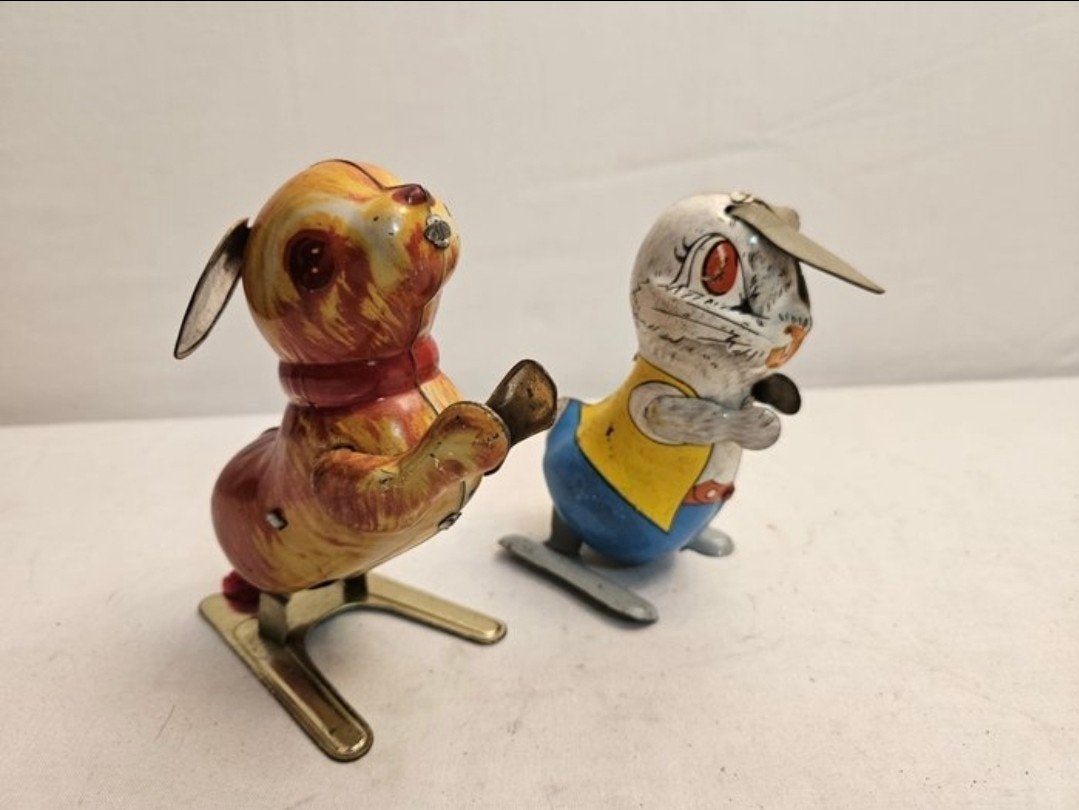 Vintage blikken speelgoed: hond en konijn op schaatsen, Ophalen of Verzenden