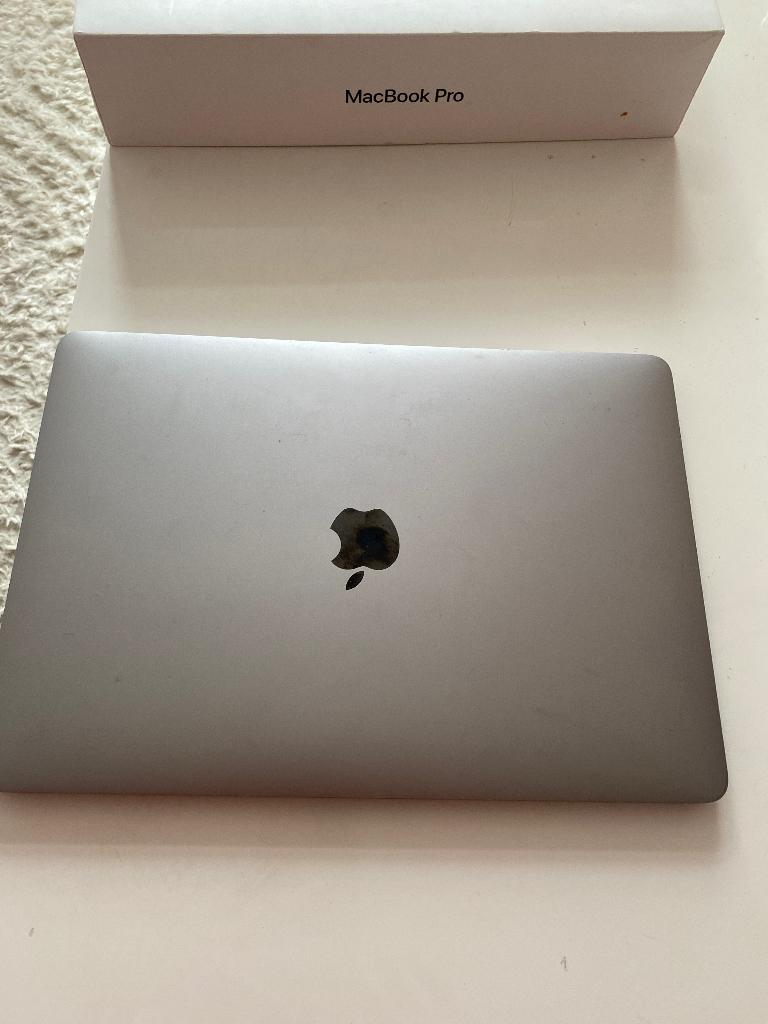 MacBook Pro. Werkt half opent. Uit het jaar 2017, MacBook Pro, Gebruikt, 2 tot 3 Ghz, 8 GB