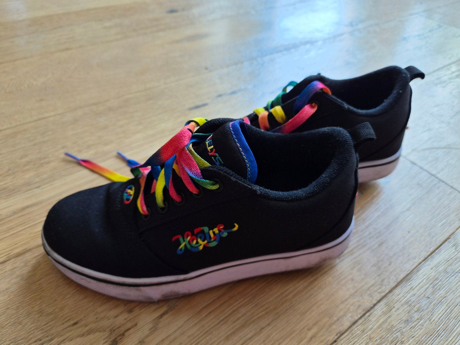 Heelys rolschoenen maat 35 met regenboogveters, Ophalen