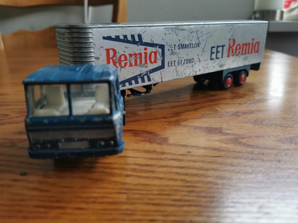 Vintage Lion / tekno Car Daf 2600 trekker met Euro Trailer., Hobby en Vrije tijd, Modelauto's | 1:50, Ophalen of Verzenden, Gebruikt