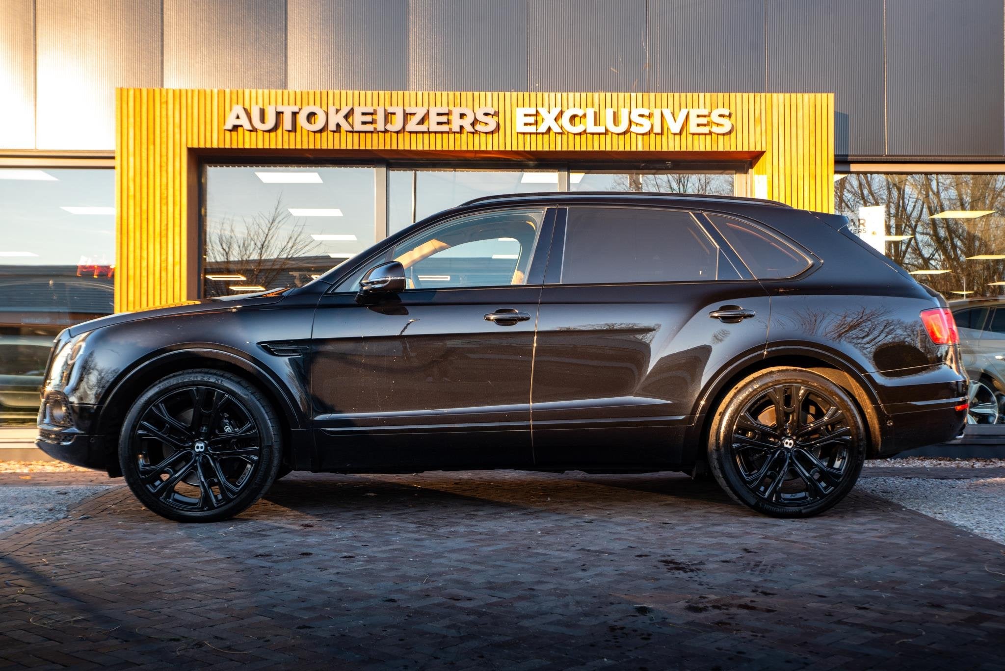 Bentley Bentayga 6.0 W12 black on black Panodak Leer Massage, Auto's, Automaat, Bentayga, Gebruikt, Euro 6