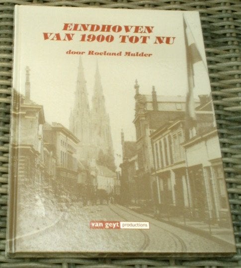 Eindhoven van 1900 tot 1995. Roeland Mulder.ISBN 9612231060., Ophalen of Verzenden, Zo goed als nieuw