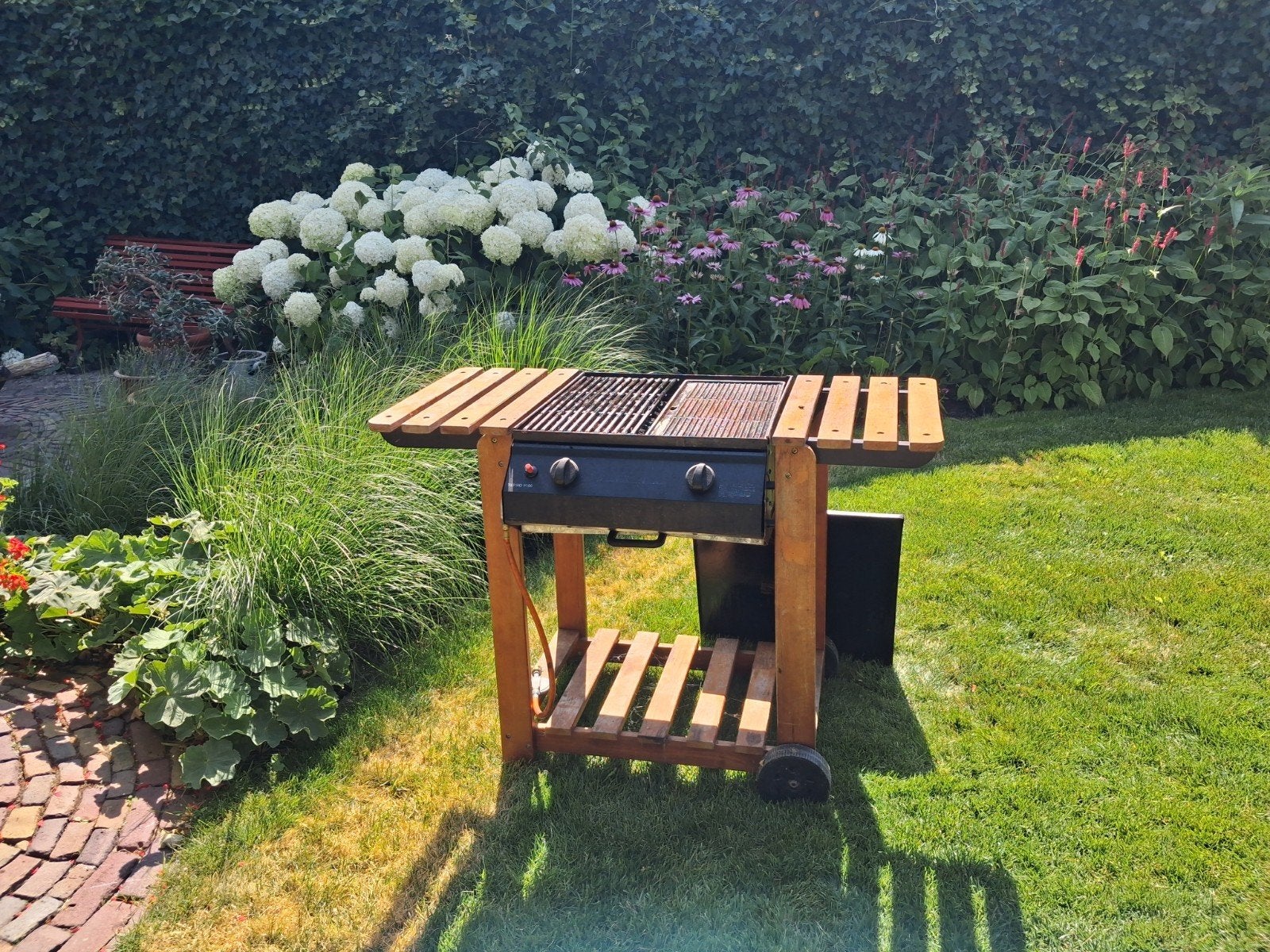 Gebruikte gasbarbecue met houten zijtafels, Ophalen, Gebruikt, Onbekend