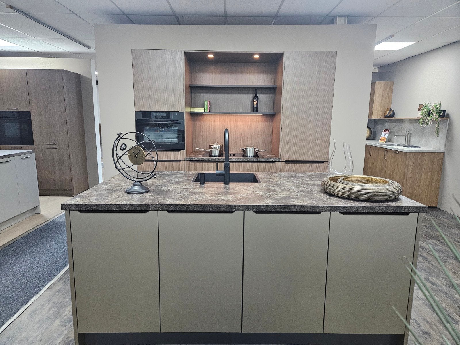 Complete showroomkeuken met eiland, Quooker en Pelgrim, Huis en Inrichting, Keuken | Complete keukens, Ophalen, Overige kleuren
