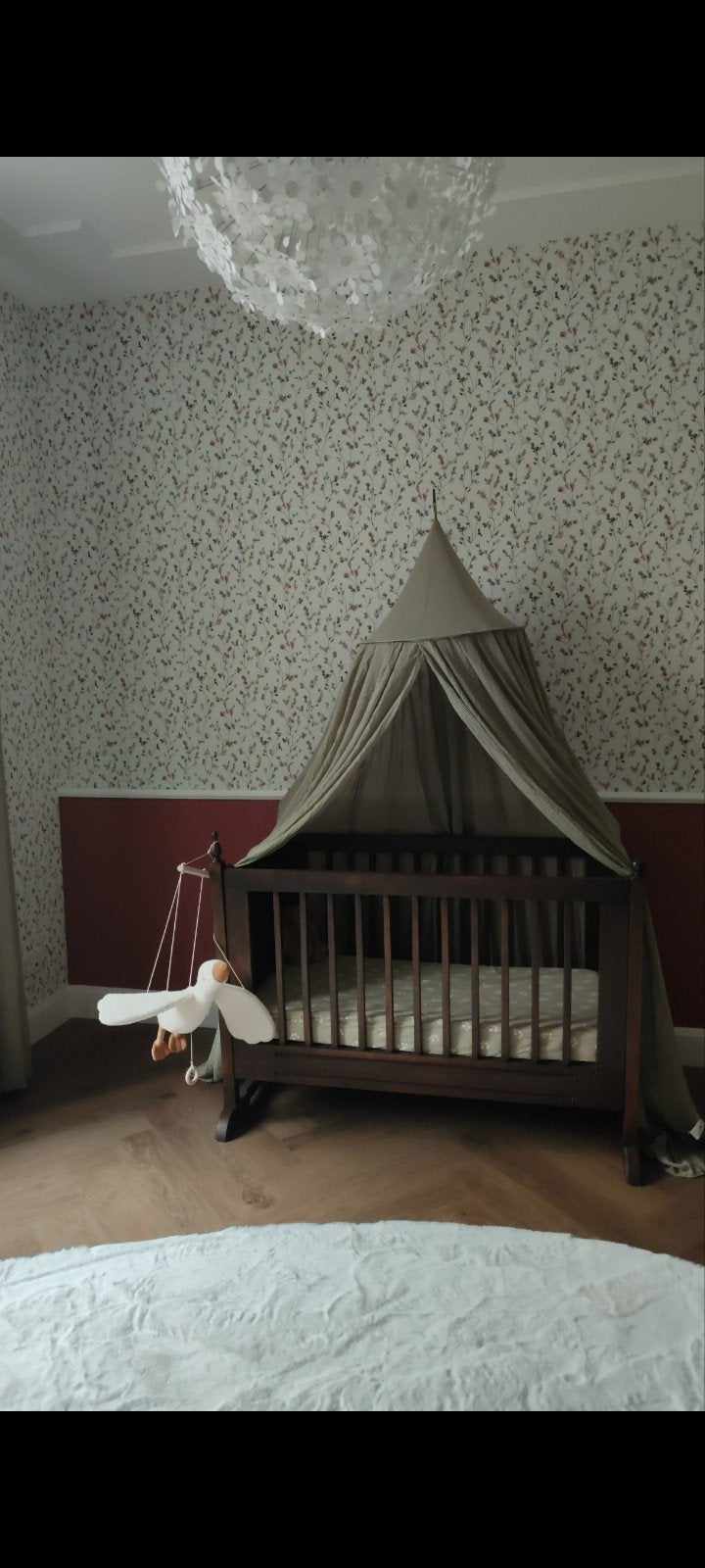 Houten ledikant donkerbruin, incl. klamboe en stok, Kinderen en Baby's, Babywiegjes en Ledikanten, Ophalen, Gebruikt, Ledikant