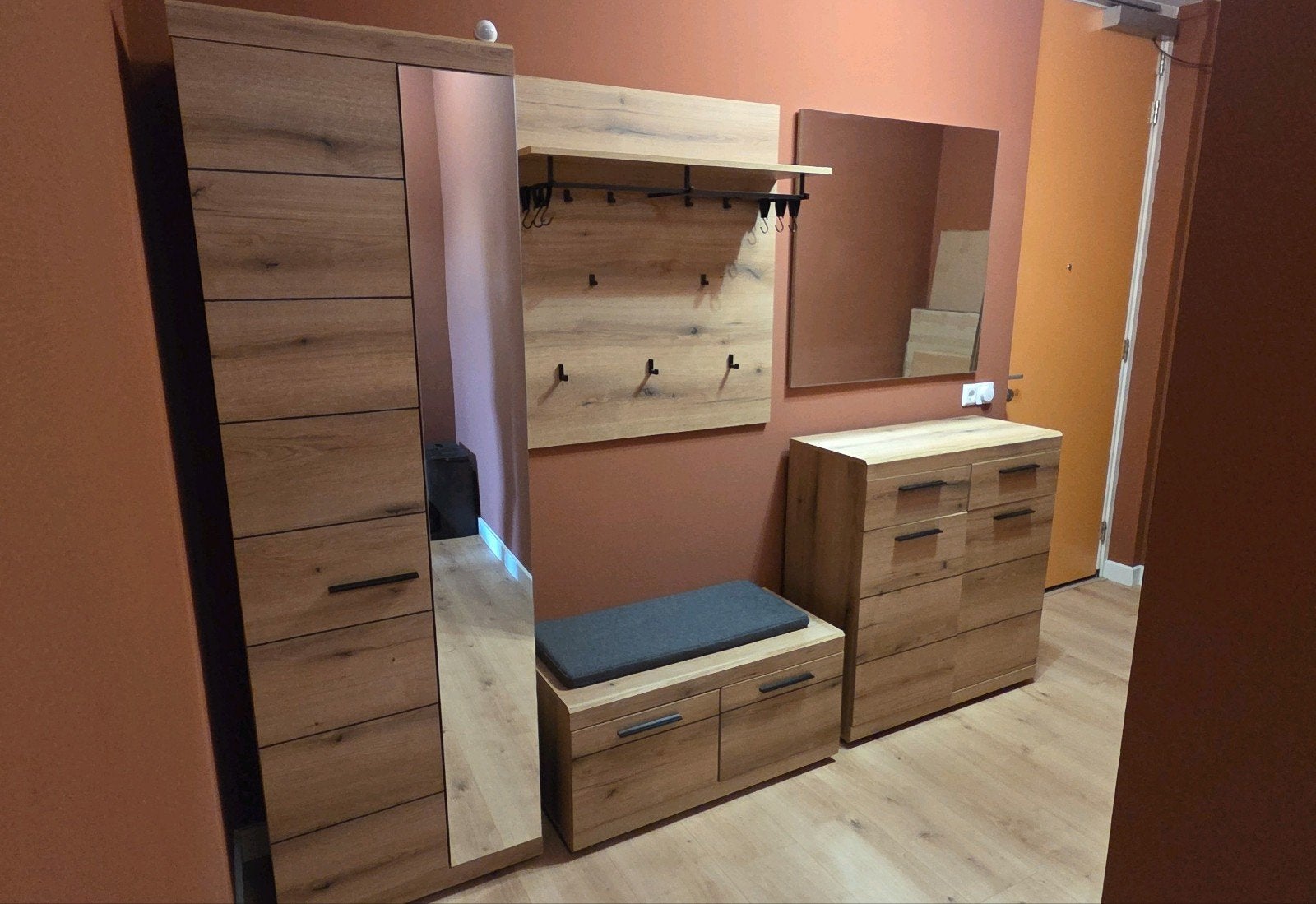 Nieuw in doos! Houten hoge kast, kapstok, bankje & dressoir, Ophalen, Nieuw