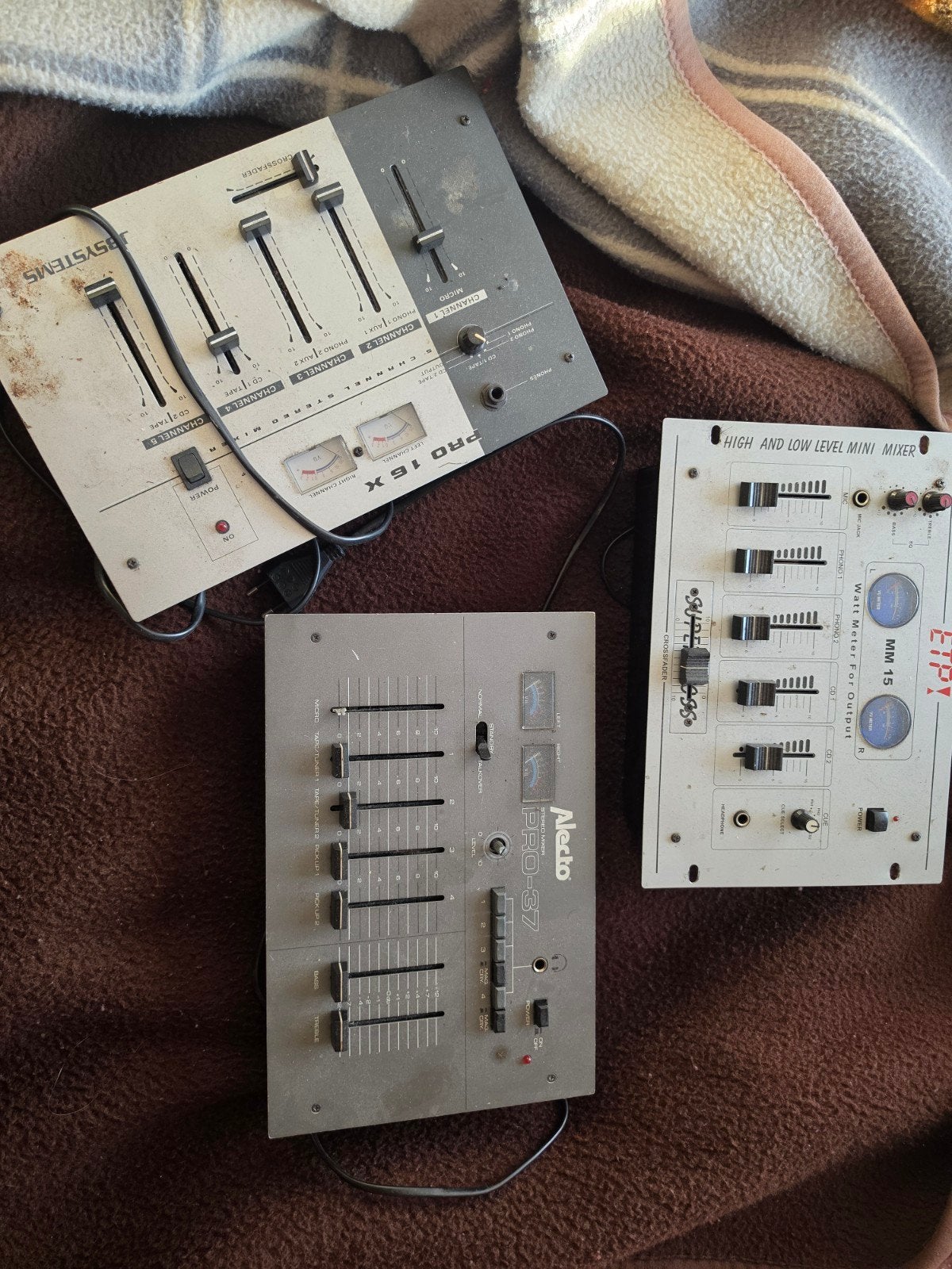 te koop 3 mengpanelen
werking onbekend
bieden, Muziek en Instrumenten, Mengpanelen, Ophalen of Verzenden, Gebruikt, 10 tot 20 kanalen