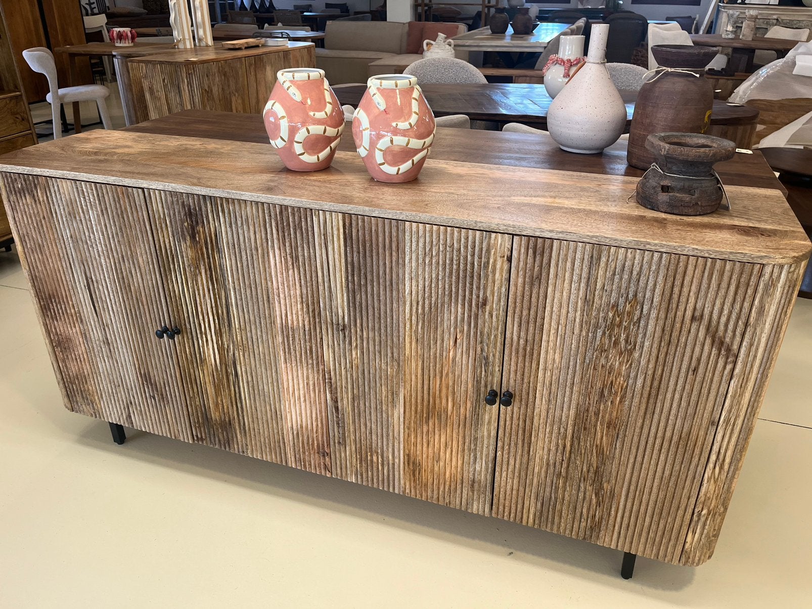 Magazijn leegverkoop dressoir retro Remi mangohout ribbel, Hout, Nieuw, Ophalen of Verzenden, Info@wkhome.nl