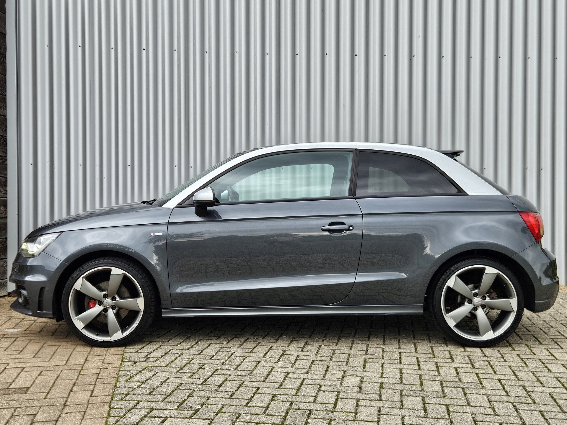 Audi A1 1.4 TFSI S Edition /Automaat/Pano/Stoelverwarming!, Auto's, 4 cilinders, 1165 kg, 4 stoelen, Leder en Stof