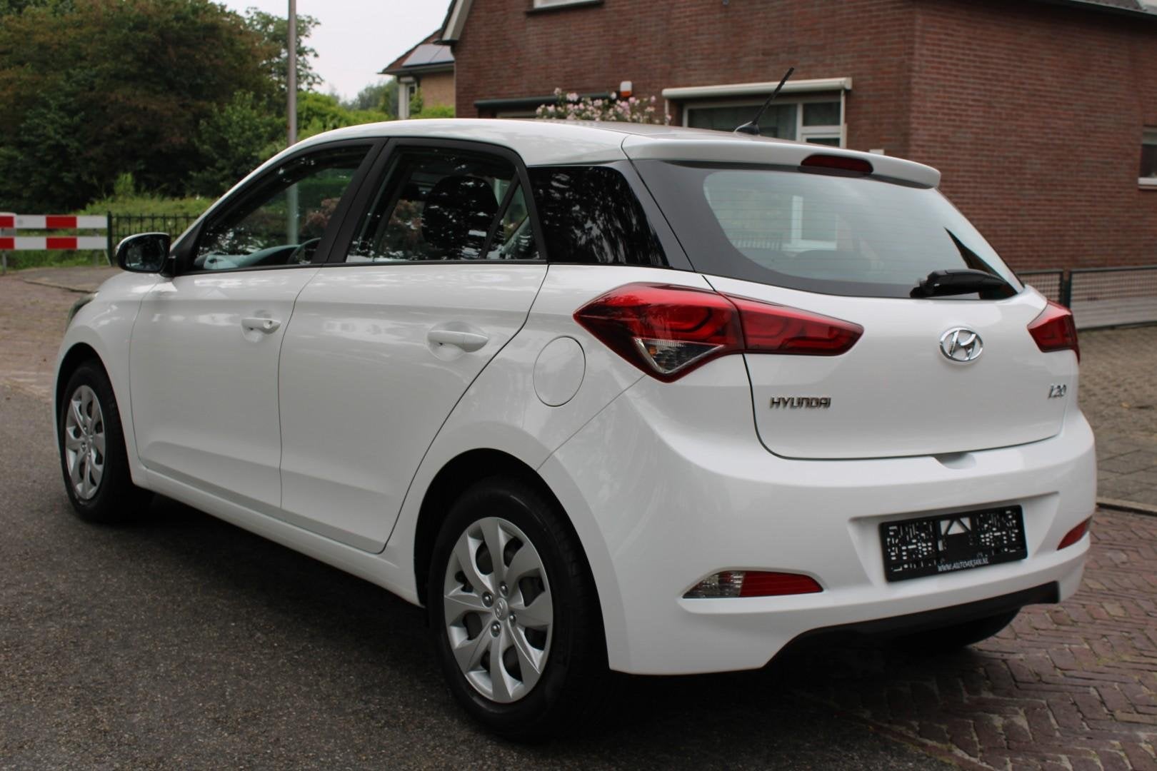 Hyundai i20 1.2 LP i-Drive Cool Van eerste eigenaar!, Auto's, Euro 5, Gebruikt, 4 cilinders, Wit