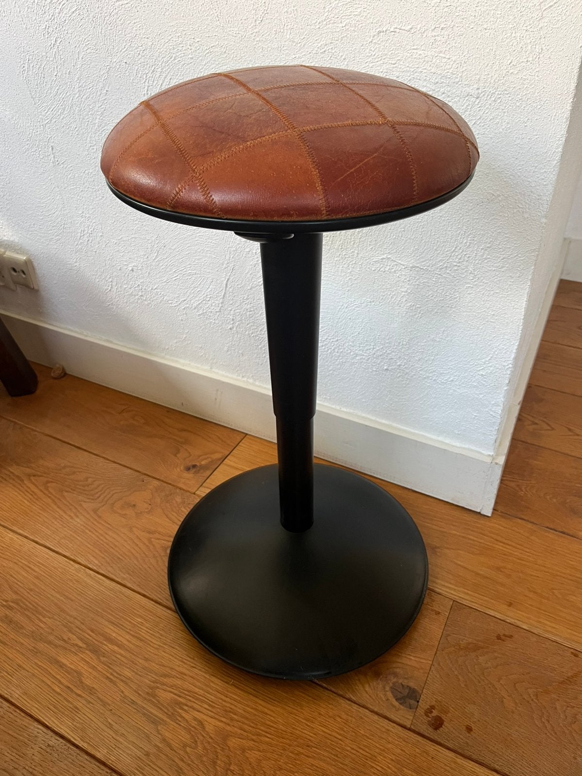 Ergonomische designer wiebelkruk Nicolai Wiig Hansen leer, Huis en Inrichting, Ophalen, Zo goed als nieuw, Bruin