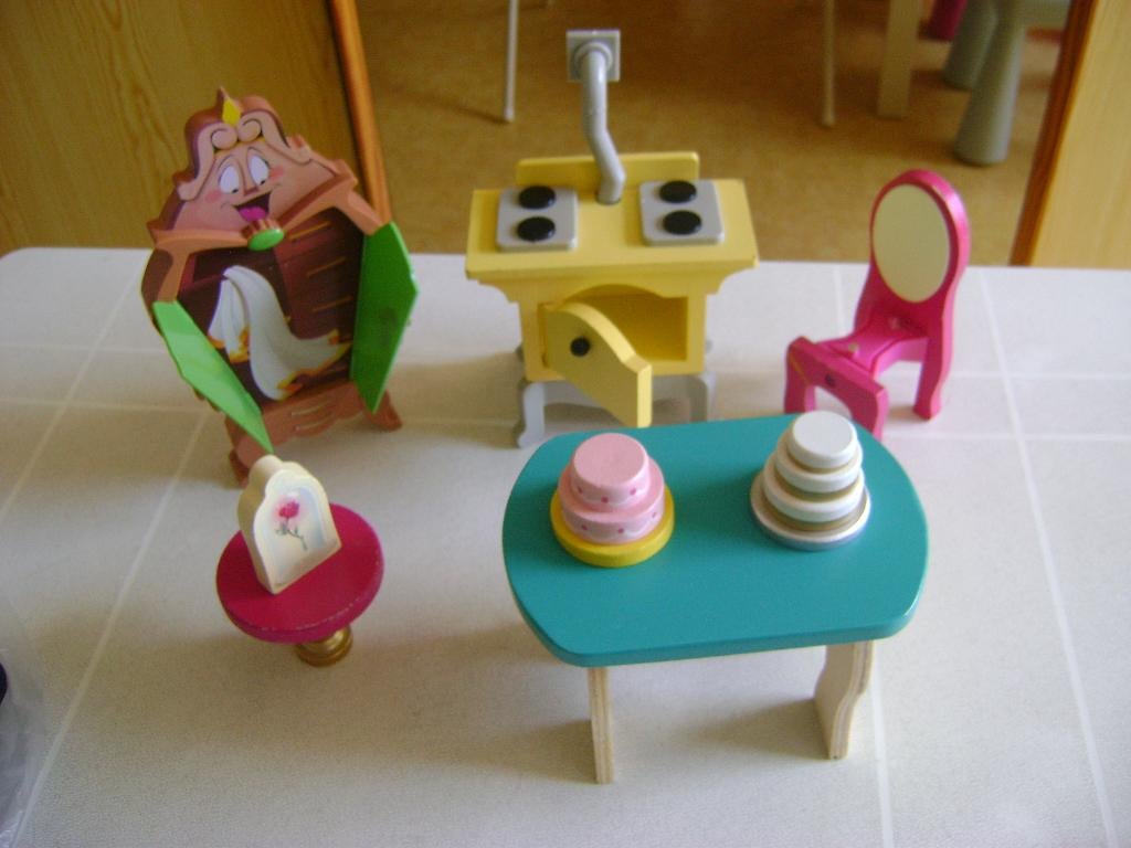 houten poppen meubeltjes van belle kaptafel 20h tafel 16lx11, Ophalen of Verzenden, Zo goed als nieuw, Overige typen