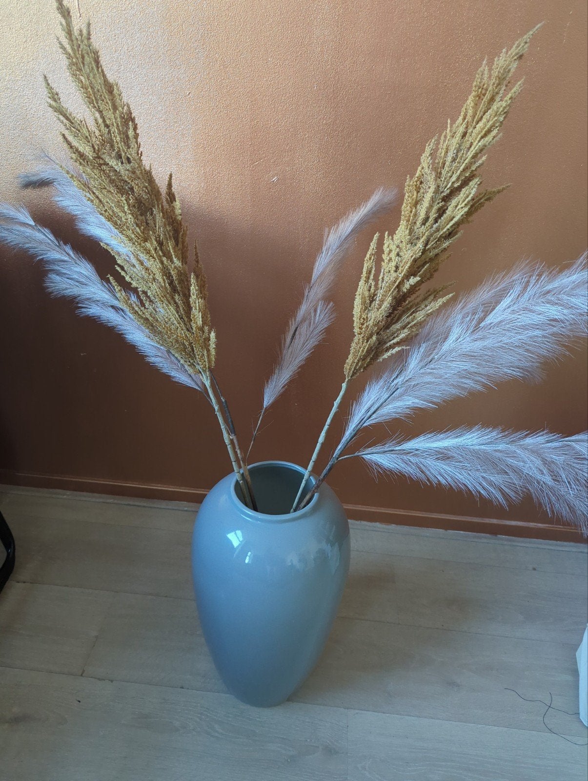 Decoratieve bruine kunstpluimen + grijze vaas, Ophalen, Binnen, Met pot of vaas, Kunstbloem