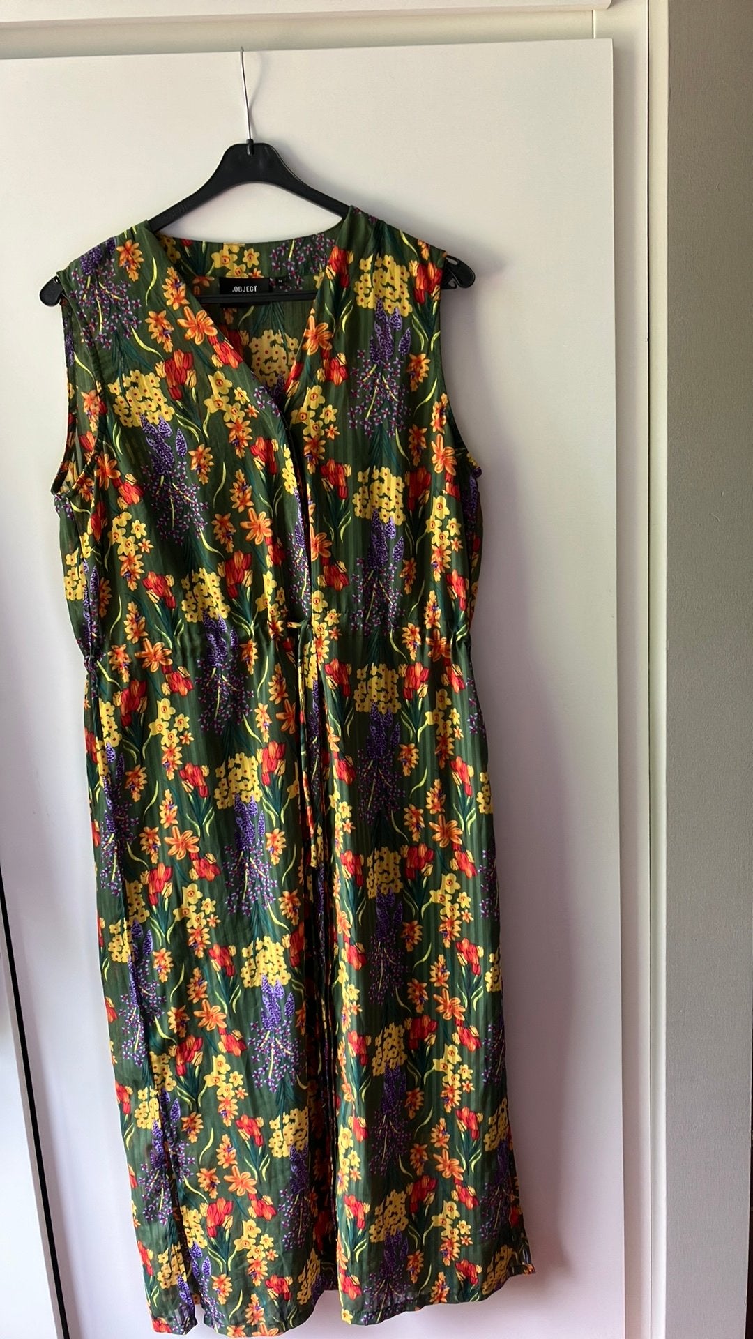 Object. Groene mouwloze jurk met levendige bloemenprint. M, Ophalen of Verzenden, Zo goed als nieuw, Groen, Onder de knie