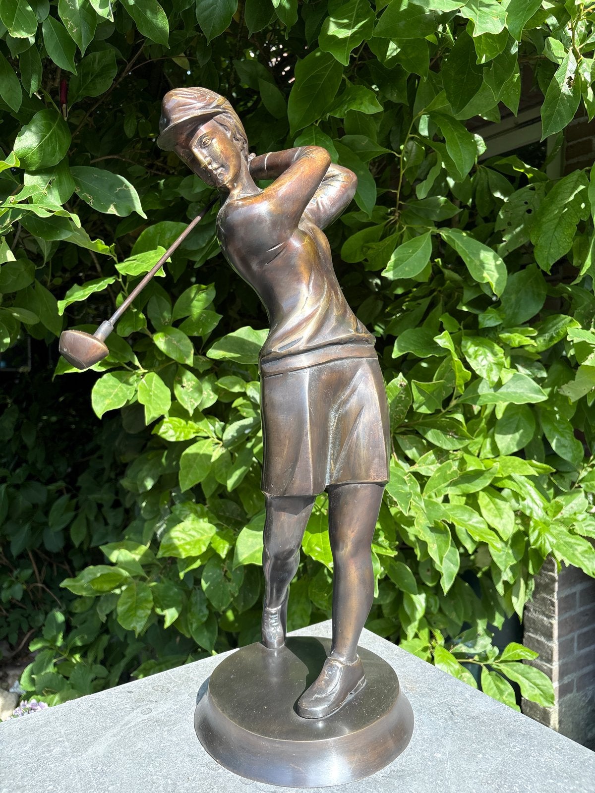 Bronzen beeld van golfende vrouw - 60 cm hoog, Antiek en Kunst, Beeld, Bruin, Vrouw, 50 - 100 cm