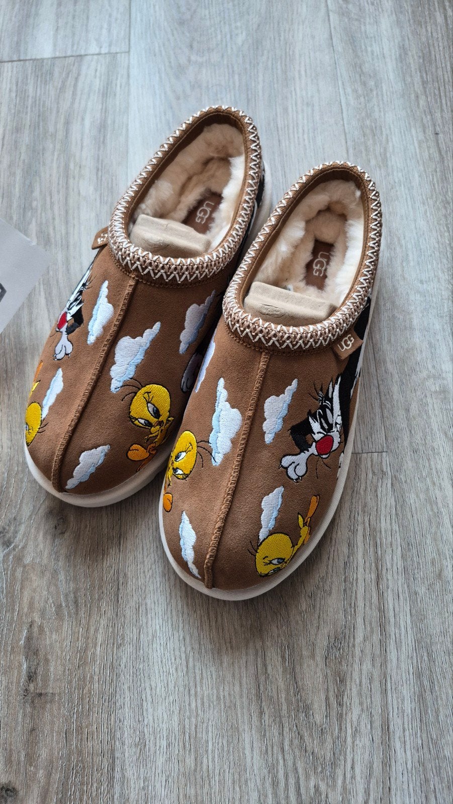 UGG Tasman Slipper Palace x Looney Tunes Chestnut (44), UGG, Bruin, Nieuw, Ophalen of Verzenden