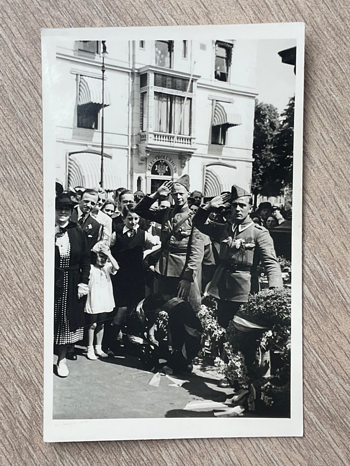 Den haag,fotokaart met militairen bij paleis voorhout, Ophalen of Verzenden, 1920 tot 1940, Zuid-Holland